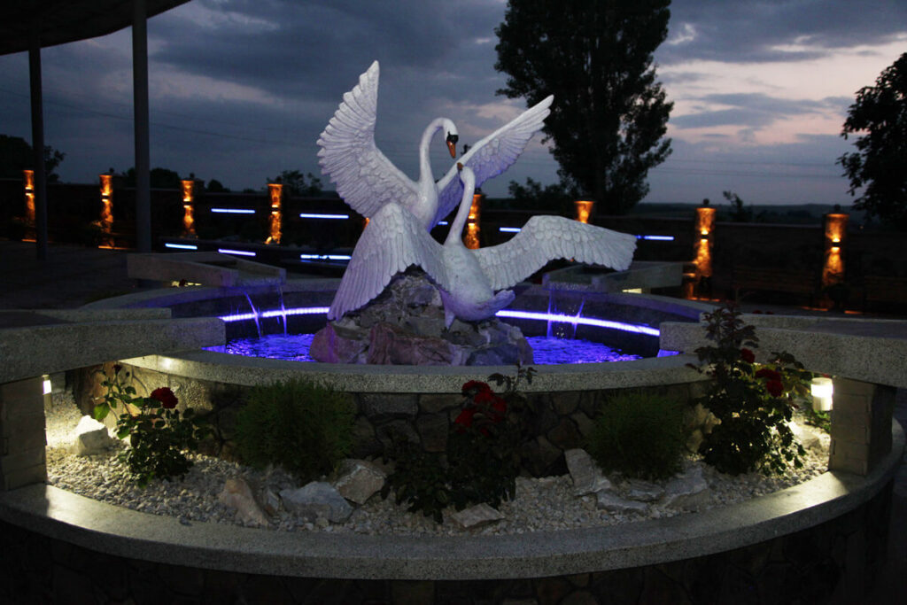 Ландшафтний дизайн вночі "Sculpture", скульптура у фонтані з лебедями