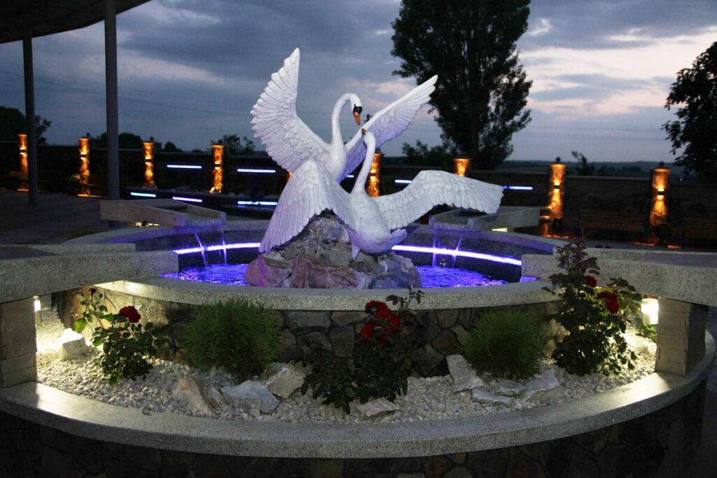 Ландшафтний дизайн вночі "Sculpture", скульптура у фонтані з лебедями