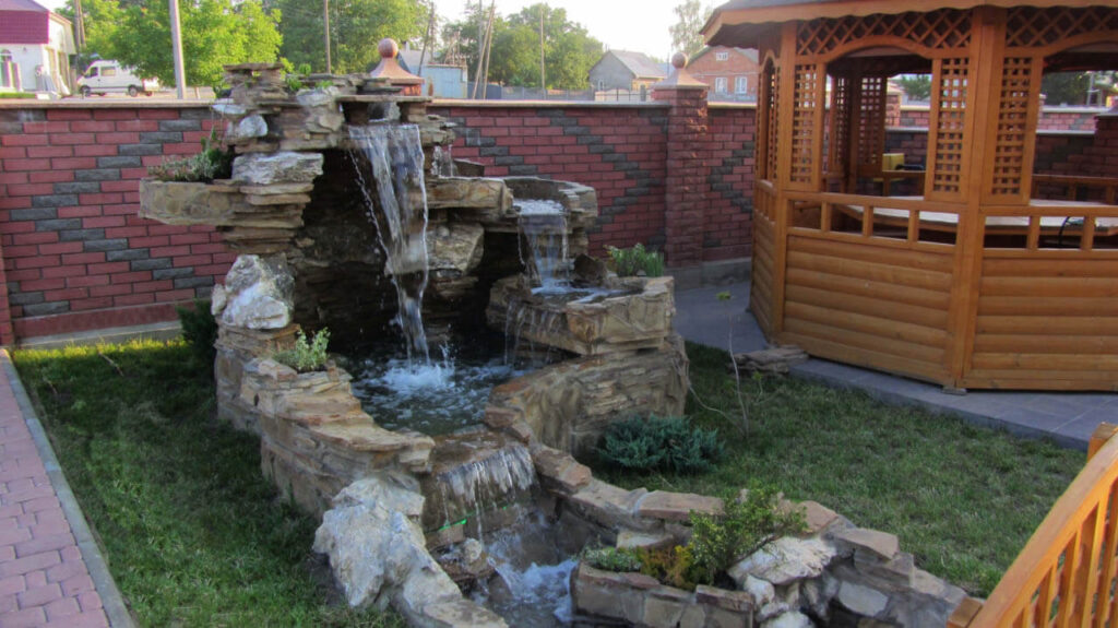 Декоративний водоспад на дачі