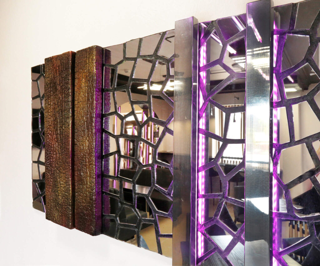 Декоративне панно з дзеркальної мозаїки, нержавіючої сталі та обвугленого дерева